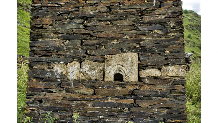 Хохы-дзуар, с. Тапанкау. Блоки из церковной кладки