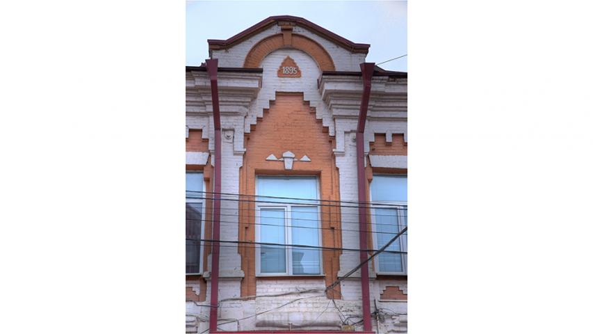 Выложенная кирпичом в поле центрального аттика дата.