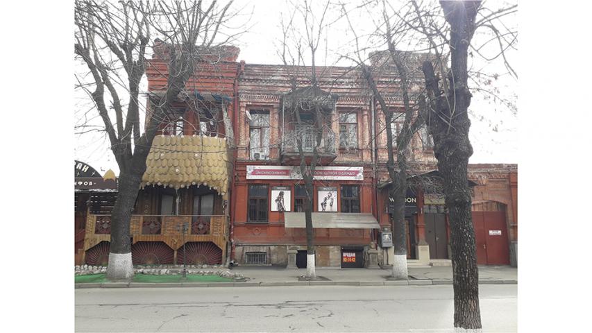 Дом, в котором жили композиторы В. Т. Аликов и Л. И. Кулиев, поэт М. Г. Елекоев.