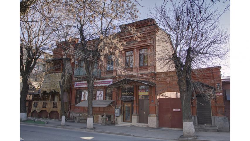 Дом, в котором жили композиторы В. Т. Аликов и Л. И. Кулиев, поэт М. Г. Елекоев.