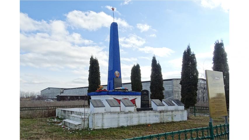 Братские могилы с двумя обелисками, г. Дигора